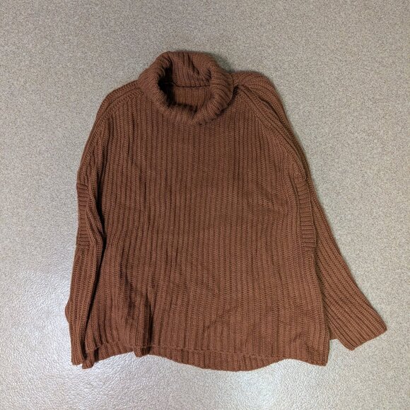 Super cute and cozy sweater poncho - Picture 1 of 4